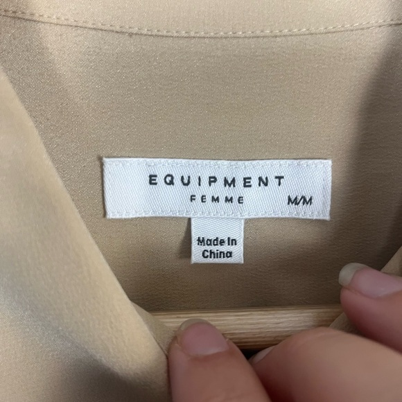 Equipment femme Tan 100% silk button down size medium - Picture 2 of 5
